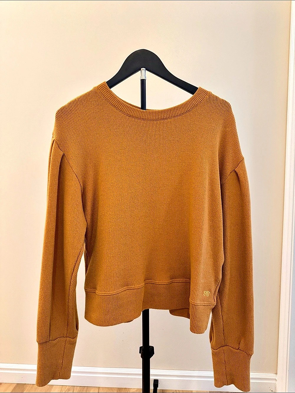 Albion Crewneck Sweater in mustard Size Medium Like New